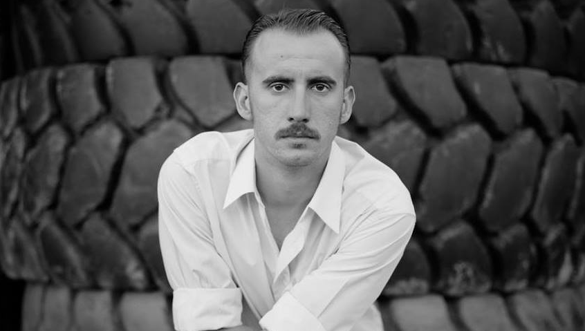 El crooner de la prótesis de titanio